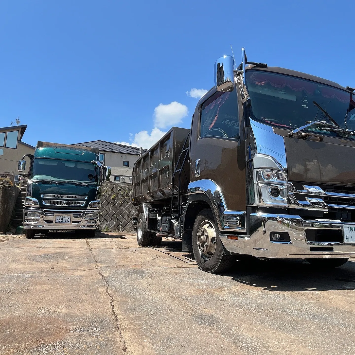 4tアームロールと10tダンプのコラボ