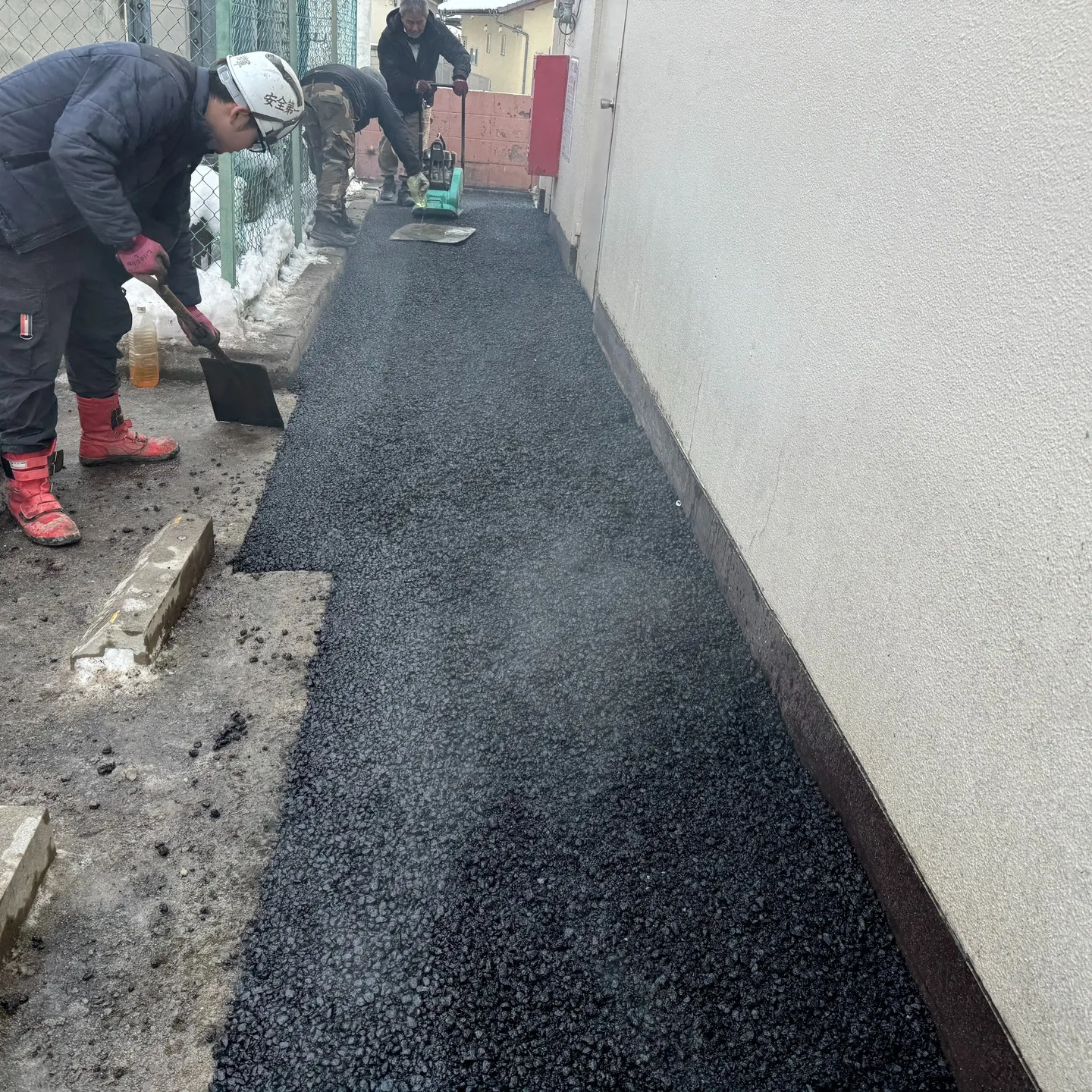 アスファルト舗装工事を行いました。